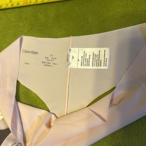 NWT Calvin Klein Invisible Micro Thong Size Large Nymphs Thigh Pink - Picture 3 of 7